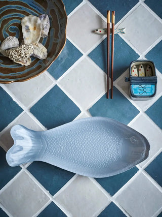 Dienblad glas grijs Yuna 35cm van Bloomingville, toegepast in een sfeervolle interieursetting