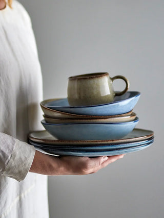 Diep bord aardewerk blauw Sandrine 22cm van Bloomingville, toegepast in een sfeervolle interieursetting