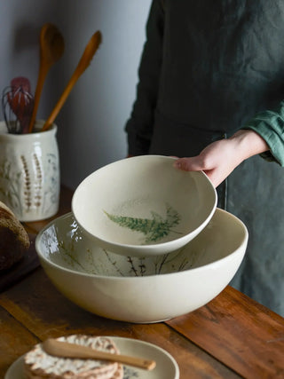 Diep bord aardewerk nature Bea 21cm van Bloomingville, gepresenteerd in een natuurlijke buitenomgeving