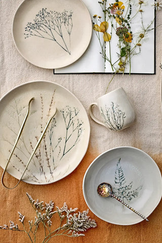 Diep bord aardewerk nature Bea 21cm van Bloomingville, geplaatst in een ruimtelijke woonomgeving