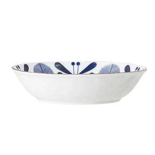 Diep bord porselein blauw Camellia 21cm van Bloomingville, schuin bekeken met vorm en afwerking zichtbaar