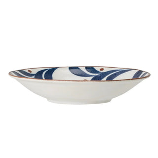 Diep bord porselein blauw Camellia 22cm van Bloomingville, schuin van voren vanuit een tweede beeldhoek
