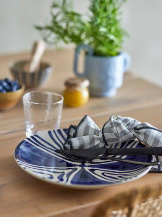 Dinerbord aardewerk blauw Shama 27cm van Bloomingville, toegepast in een sfeervolle interieursetting