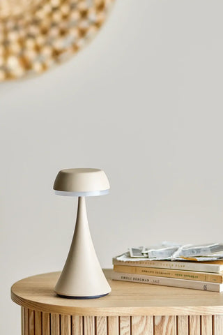 Draagbare lamp aluminium nature Pepple van Bloomingville, van opzij met verhoudingen en constructie zichtbaar