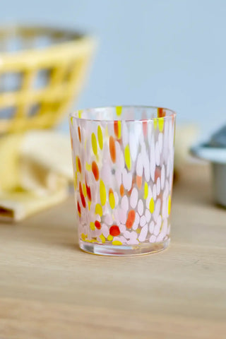 Drinkglas glas roze Lilya van Bloomingville, toegepast in een sfeervolle interieursetting
