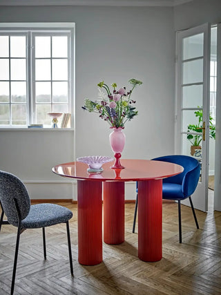 Eetkamerstoel beige Percey van Bloomingville, van opzij met verhoudingen en constructie zichtbaar
