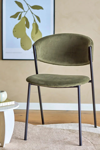Eetkamerstoel gerecycled polyester groen Marlo van Bloomingville, toegepast in een sfeervolle interieursetting