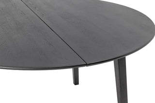 Eettafel eiken zwart rond Peron van Bloomingville, toegepast in een stijlvolle woonkamer