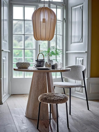 Eettafel hout naturel Ames 90cm van Bloomingville, in een gestileerde detailopstelling