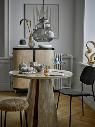 Eettafel hout naturel Ames 90cm van Bloomingville, toegepast in een sfeervolle interieursetting