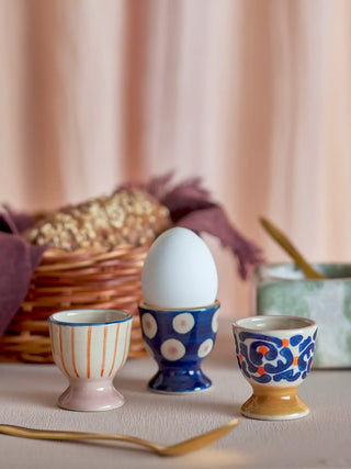 Eierdop aardewerk blauw Eviaya - set van 3 van Bloomingville, toegepast in een sfeervolle interieursetting