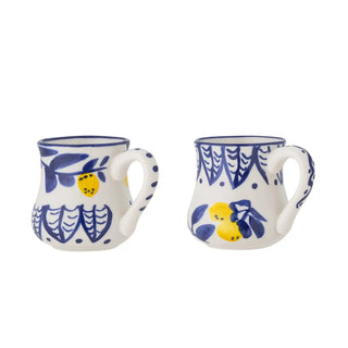 Espressomok aardewerk blauw Maxima - set van 2 van Bloomingville, schuin bekeken met vorm en afwerking zichtbaar