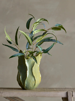 Eucalyptus kunstbloem groen 101cm van Bloomingville, toegepast in een sfeervolle interieursetting