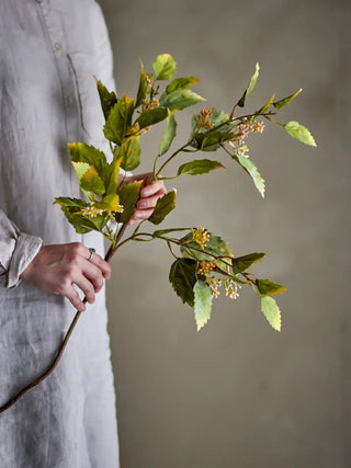 Eucalyptus kunsttak groen 92cm van Bloomingville, toegepast in een sfeervolle interieursetting