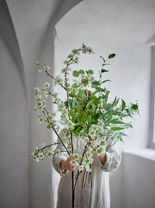 Eucalyptus kunsttak groen 92cm van Bloomingville, in een gestileerde productopstelling