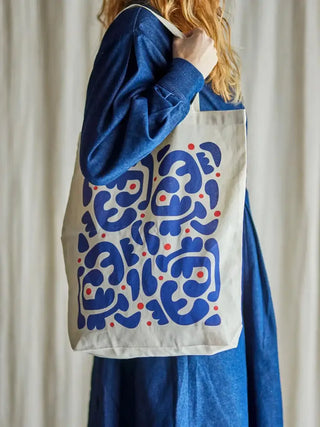Eviaya Shopper katoen blauw van Bloomingville, gedragen met formaat en hengsels duidelijk zichtbaar