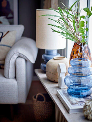 Fabiola tafellamp blauw glas van Bloomingville, van opzij met verhoudingen en constructie zichtbaar
