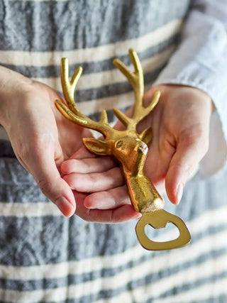 Flesopener aluminium goud kumari van Bloomingville, toegepast in een sfeervolle interieursetting