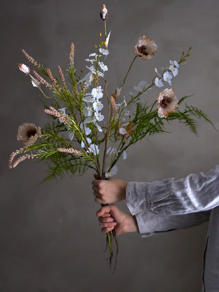 Foxtail kunstbloem rose van Bloomingville, gepresenteerd in een natuurlijke buitenomgeving