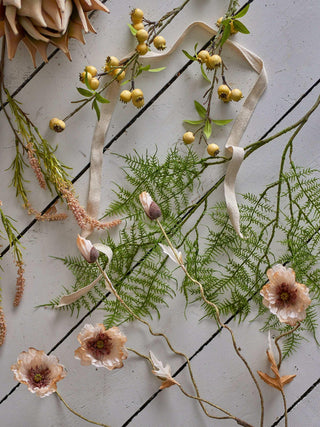 Foxtail kunstbloem rose van Bloomingville, in een gestileerde detailopstelling, als aanvullende beeldvariant