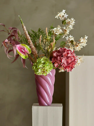 Foxtail kunstbloem rose van Bloomingville, geplaatst in een ruimtelijke woonomgeving
