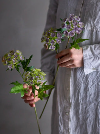 Hals kunstbloem paars van Bloomingville, toegepast in een sfeervolle interieursetting