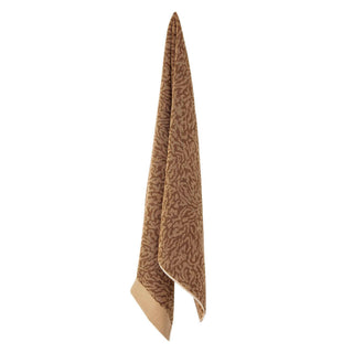 Handdoek katoen bruin Kaysa 70x140cm van Bloomingville, schuin bekeken met vorm en afwerking zichtbaar