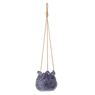 Hangbloempot aardewerk blauw Lottie 17cm van Bloomingville, schuin bekeken met vorm en afwerking zichtbaar
