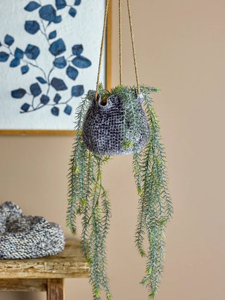 Hangbloempot aardewerk blauw Lottie 17cm van Bloomingville, toegepast in een sfeervolle interieursetting