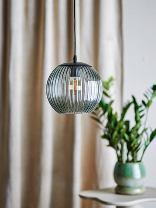 Hanglamp glas grijs Sybia Ø23×29 cm van Bloomingville, toegepast in een sfeervolle interieursetting