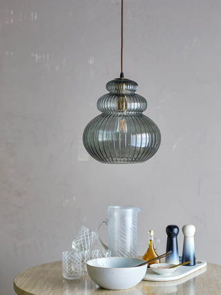Hanglamp glas grijs Sybia van Bloomingville, in een gestileerde detailopstelling