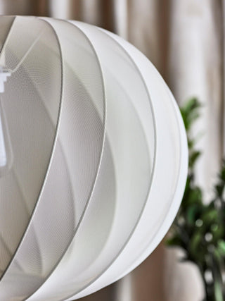 Hanglamp naturel Piola Ø50×35 cm van Bloomingville, aan de achterzijde met afwerking zichtbaar