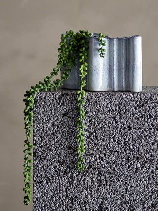 Hangplant groen Pearl 71cm van Bloomingville, toegepast in een sfeervolle interieursetting