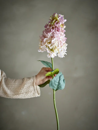 Hortensia kunstbloem roze van Bloomingville, in een gestileerde detailopstelling
