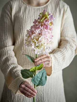 Hortensia kunstbloem roze van Bloomingville, toegepast in een sfeervolle interieursetting