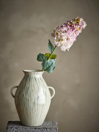 Hortensia kunstbloem roze van Bloomingville, in een gestileerde productopstelling