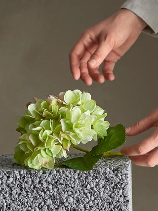 Hortensia kunstbloem wit 36cm van Bloomingville, toegepast in een sfeervolle interieursetting