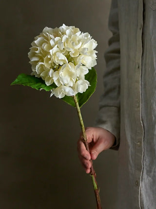 Hortensia kunstbloem wit van Bloomingville, toegepast in een sfeervolle interieursetting