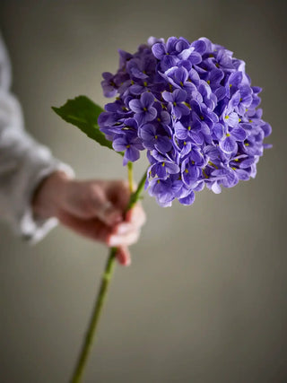 Hortensia kunsttak paars 73cm van Bloomingville, toegepast in een sfeervolle interieursetting
