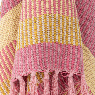 Detail van het roze-gele weefpatroon en de franjes van de Isnel plaid