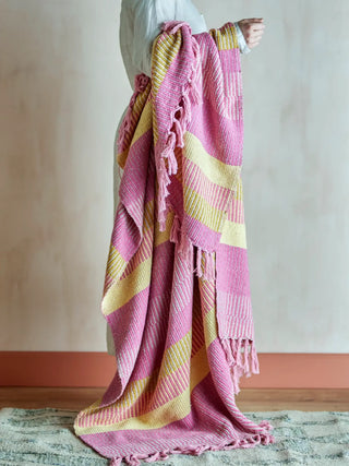 Roze-gele Isnel plaid uitgevouwen en vastgehouden