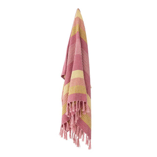 Roze-gele Isnel plaid hangend tegen een witte achtergrond