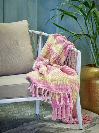 Roze-gele Isnel plaid over een lichte stoel