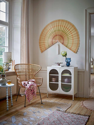 Jaime wand ornament geel 160cm van Bloomingville, toegepast in een sfeervolle interieursetting