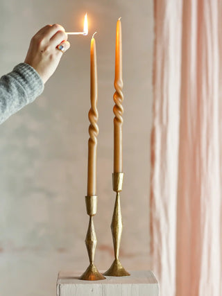 Kaars paraffine bruin 40cm - set van 2 van Bloomingville, toegepast in een sfeervolle interieursetting