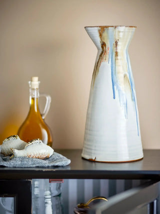 Kan aardewerk blauw Nettie 1,3L van Bloomingville, toegepast in een sfeervolle interieursetting