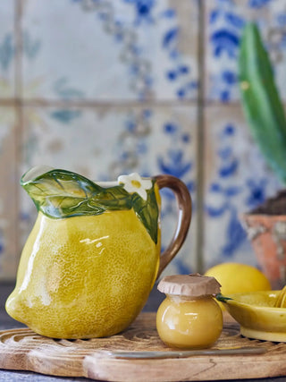 Kan aardewerk geel Limone 1,3L van Bloomingville, toegepast in een sfeervolle interieursetting