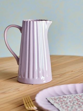 Kan aardewerk roze Latina 1,2L van Bloomingville, toegepast in een sfeervolle interieursetting