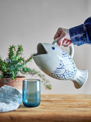 Kan Eimy blauw aardewerk van Bloomingville, in een gestileerde detailopstelling