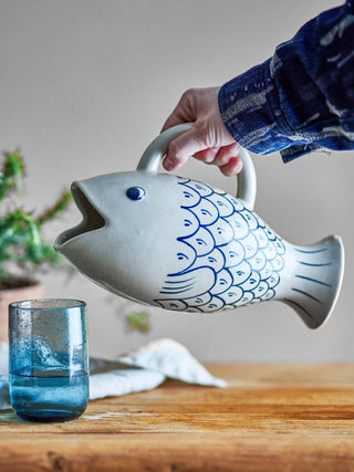 Kan Eimy blauw aardewerk van Bloomingville, toegepast in een sfeervolle interieursetting
